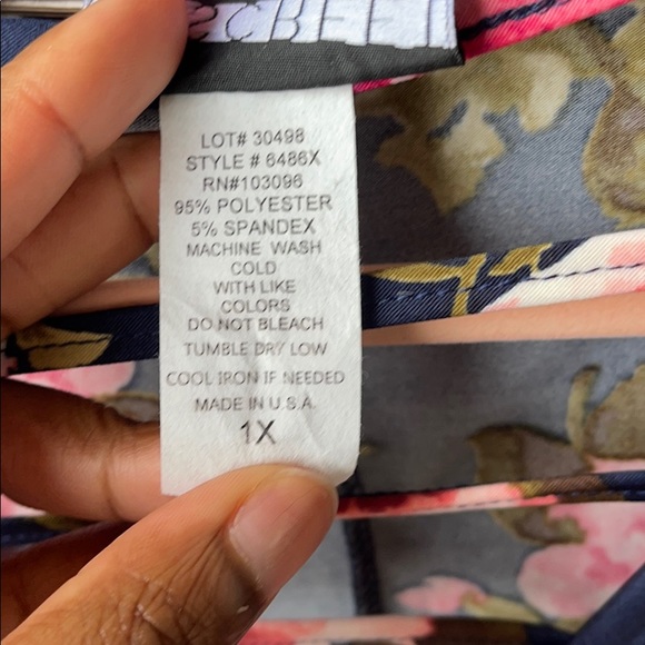 Discreet Floral Top 1X - Picture 5 of 9